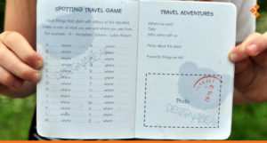 جواز سفر للعبة إميلي مختوم من قبل موظفي الجمارك