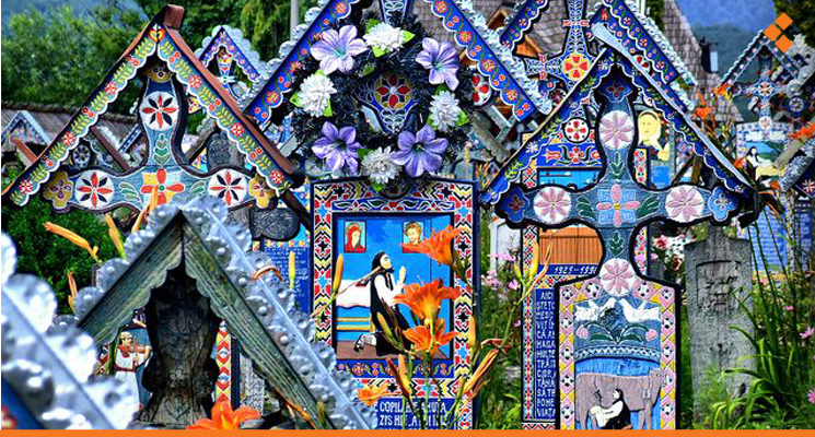 مقبرة مزينة برسومات وألوان جميلة