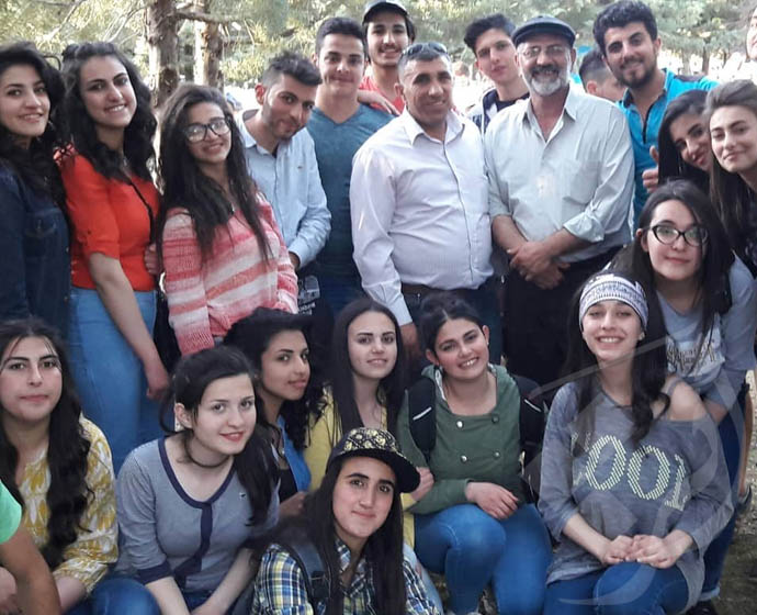لطفي صادق.. مدرس سوري يتكفل بإعطاء دورات ودروس مجانية للطلاب