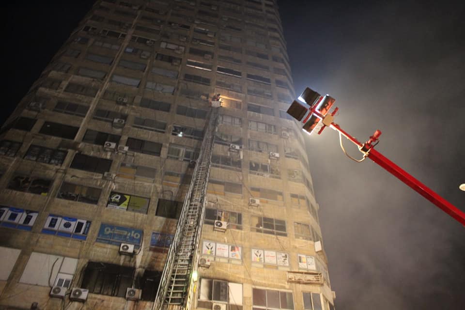 الإطفاء تحاول إخماد الحريق في برج دمشق