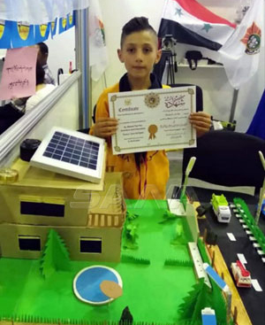 الطفل هايل السلامة  يبتكر مشروع لإنارة الشوارع بالطاقة الشمسية