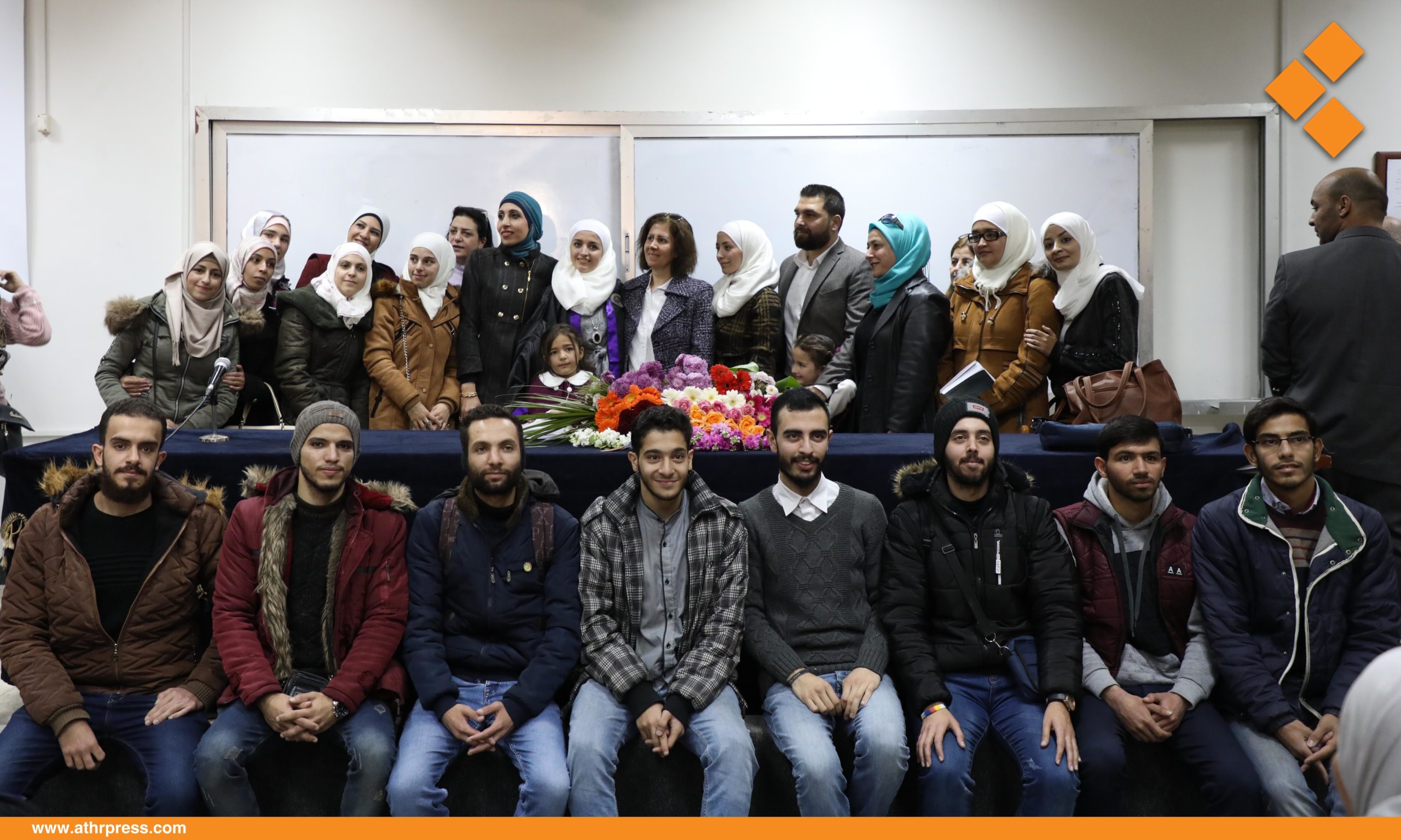 هدى محمد مع مجموعة من طلاب معهد الإعاقة السمعية