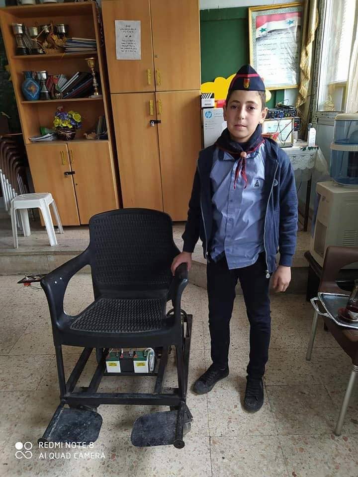 طفل سوري يصنع كرسي متحرك لصديقه 
