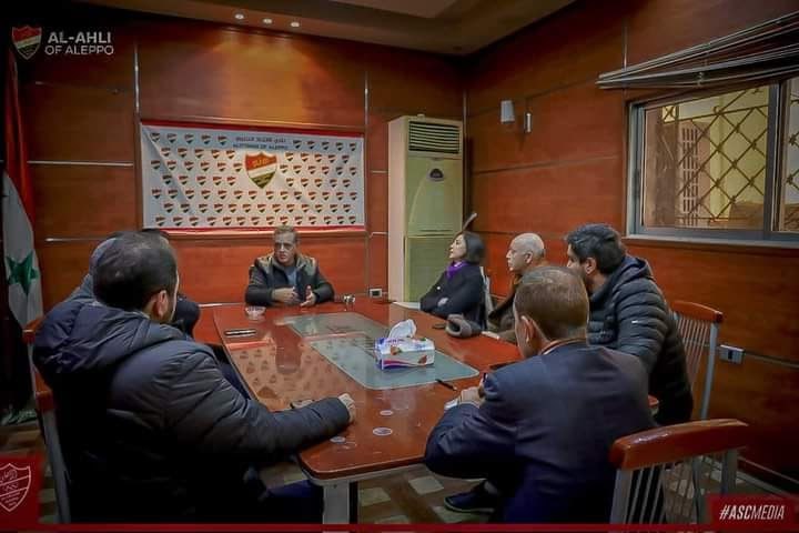 صورة من الاجتماع بين إدارة نادي أهلي حلب والمدرب غسان سركيس